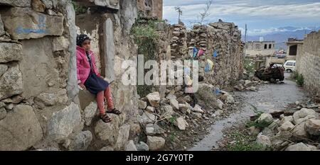 Taiz   Yemen   03 maggio 2021 : Yemeniti lamenta i bambini a causa della guerra che ha causato la distruzione della sua casa a Taiz Foto Stock