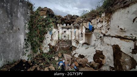 Taiz Yemen 03 maggio 2021 : le macerie di case distrutte a causa della guerra nella città yemenita di Taiz Foto Stock