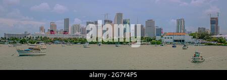 Miami, Florida. 28 giugno 2021. Vista panoramica del centro di Miami e della Disney Cruise Foto Stock