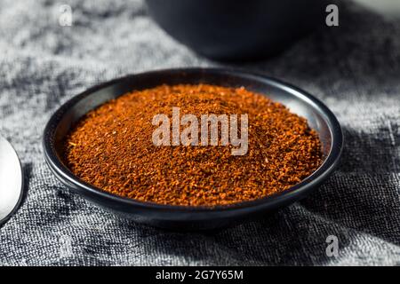 Paprika sana e secca affumicata in una ciotola Foto Stock
