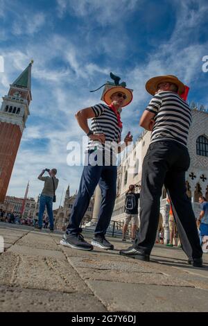 Venezia Italia 5 luglio 2021: Gondolieri in attesa di clienti a causa della sosta turistica causata dalla pandemia del Covid-19 Foto Stock