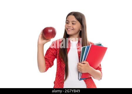 felice bambino tenere copybook scuola per lo studio e pranzo mela isolato su bianco, di nuovo a scuola Foto Stock