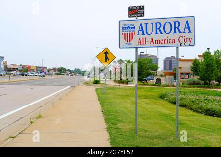 Cartello stradale che dà il benvenuto ai conducenti da Denver, Colorado, alla vicina città di Aurora, che nel 2008 ha ricevuto la qualifica di All-America City. Foto Stock