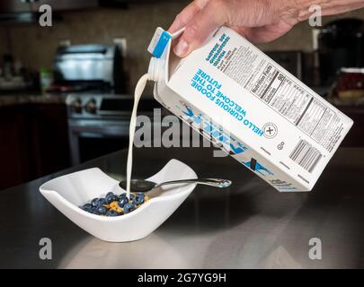 Morgantown, WV - 16 luglio 2021: Cartone del latte alternativo NotMilk o no latte sul tavolo della colazione con cereali Foto Stock