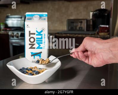 Morgantown, WV - 16 luglio 2021: Cartone del latte alternativo NotMilk o no latte sul tavolo della colazione con cereali Foto Stock