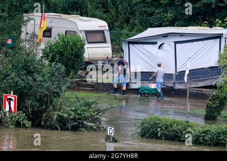 Hattingen, NRW, Germania. 16 luglio 2021. Il fiume Ruhr ha allagato i suoi argini, campi e molti giardini, seminterrati e proprietà vicino alla città di Hattingen, nel quartiere Ruhr nella Renania Settentrionale-Vestfalia. Il NRW è stato colpito da terribili inondazioni, a seguito di forti piogge negli ultimi giorni. Più di 80 persone sono morte finora nelle inondazioni in Germania. Credit: Imageplotter/Alamy Live News Foto Stock