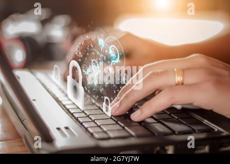 Internet e tecnologia di rete business concept Un uomo d'affari che lavora su un laptop in ufficio selezionare l'icona di sicurezza sul display virtuale Foto Stock