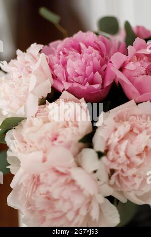 Irriconoscibile sposa tenendo un matrimonio raffinato bouquet di rose e  peonie con eusmoy bianco e tulipani Foto stock - Alamy