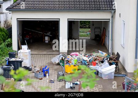 Hattingen, NRW, Germania. 16 luglio 2021. Dopo che le inondazioni si sono recise, molti residenti nelle case vicino all'acqua hanno dovuto eliminare i loro seminterrati e le proprietà del piano terra. Il fiume Ruhr ha allagato i suoi argini, campi e molti giardini, seminterrati e proprietà vicino alla città di Hattingen, nel quartiere Ruhr nella Renania Settentrionale-Vestfalia. Il NRW è stato colpito da terribili inondazioni, a seguito di forti piogge negli ultimi giorni. Più di 80 persone sono morte finora nelle inondazioni in Germania. Credit: Imageplotter/Alamy Live News Foto Stock