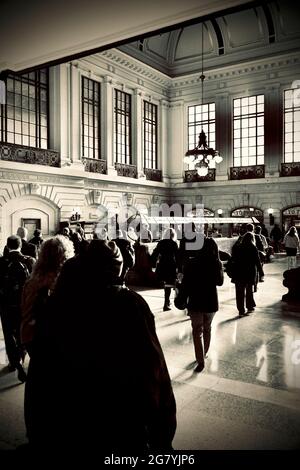 Pendolari che attraversano la sala d'attesa principale presso il terminal dei treni di Hoboken, NJ Foto Stock