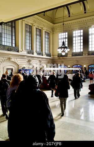 Pendolari che attraversano la sala d'attesa principale presso il terminal dei treni di Hoboken, NJ Foto Stock