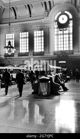 Pendolari che attraversano la sala d'attesa principale presso il terminal dei treni di Hoboken, NJ Foto Stock