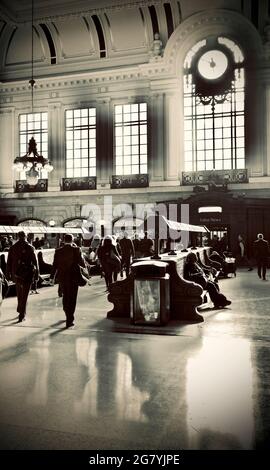 Pendolari che attraversano la sala d'attesa principale presso il terminal dei treni di Hoboken, NJ Foto Stock