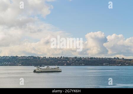 Washington Ferry naviga su Elliot Bay con West Seattle e Cloud Sky background