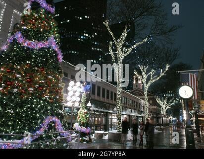 Quincy Market mostra di Natale notturna a Boston Foto Stock