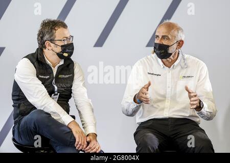 Monza, Italia. 16 luglio 2021. Thierry Lonziano, direttore marketing della Peugeot, con il vice presidente della Stellantis Motorsport Jean Marc Finot, ritratto della conferenza stampa Peugeot 9X8 durante la 6 ore di Monza, 3° appuntamento del Campionato Mondiale FIA Endurance 2021, FIA WEC, sull'Autodromo Nazionale di Monza, dal 16 al 18 luglio 2021 a Monza, Italia - Foto François Flamand / DPPI Credit: DPPI Media/Alamy Live News Foto Stock