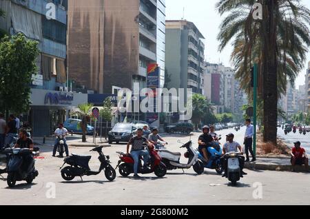 Beirut, Libano. 16 luglio 2021. Manifestanti che bloccano la strada con moto all'ingresso di Abdel Nasser Mosk, Beirut, 16 luglio 2021. Dopo le dimissioni del primo ministro libanese Saad Hariri il 15 luglio, scontri, proteste e rivolte si stanno diffondendo in tutto il Paese.(Elisa Gestri/Sipa USA) Credit: Sipa USA/Alamy Live News Foto Stock