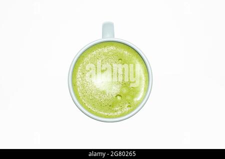 Matcha, latte di tè verde in una tazza. Sfondo bianco isolato. Primo piano. Vista dall'alto. Foto Stock