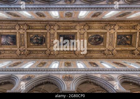 Napoli, Italia - 29 2021 giugno: Interno del Duomo di Santa Maria Assunta o Duomo di Napoli Foto Stock