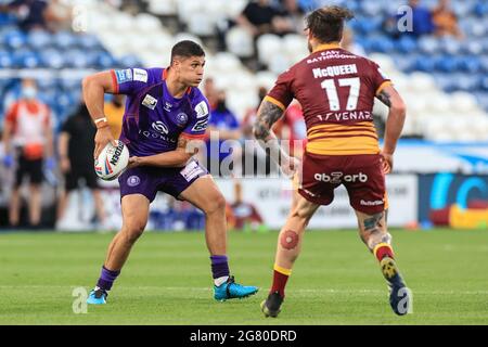 Huddersfield, Regno Unito. 16 luglio 2021. Mitch Clark (23) di Wigan Warriors passa la palla a Huddersfield, Regno Unito il 7/16/2021. (Foto di Mark Cosgrove/News Images/Sipa USA) Credit: Sipa USA/Alamy Live News Foto Stock