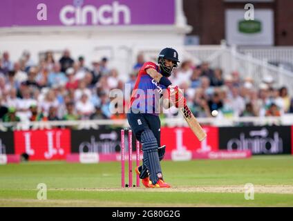 Il Moeen Ali dell'Inghilterra pipistrelli durante la partita internazionale Twenty20 a Trent Bridge, Nottingham. Data immagine: Venerdì 16 luglio 2021. Foto Stock