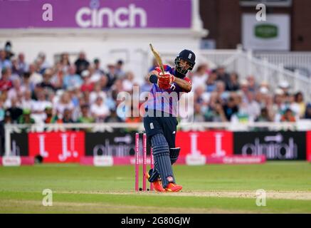 Il Moeen Ali dell'Inghilterra pipistrelli durante la partita internazionale Twenty20 a Trent Bridge, Nottingham. Data immagine: Venerdì 16 luglio 2021. Foto Stock