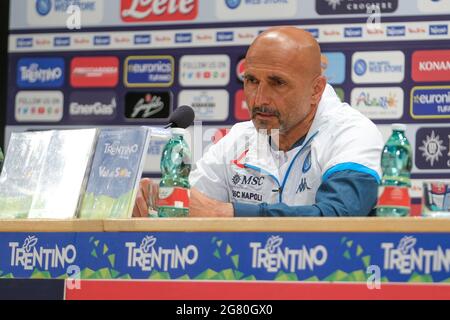 La conferenza stampa del coach Napoli Luciano Spalletti durante la seconda giornata del campo di allenamento pre-stagione 2021-22 del ssc napoli in val di sole in trentino, dimaro folgarida Foto Stock