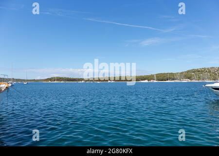 Rogoznica, Croazia-06 luglio 2021: Splendida penisola ricoperta di fitta, verde, pineta nella popolare destinazione turistica di Rogoznica, in Spagna Foto Stock