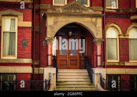 storico muratore vittoriano nel cuore del centro di halifax. mattoni rossi e arenaria Foto Stock