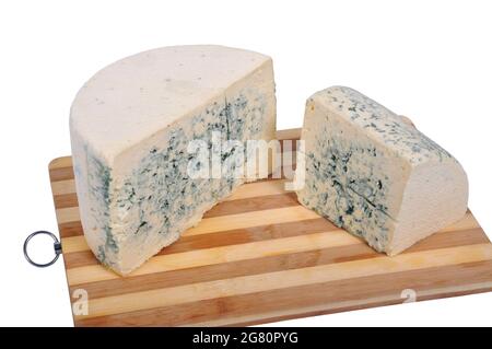 Formaggio blu moldy tradizionale, su tagliere, isolato su sfondo bianco Foto Stock