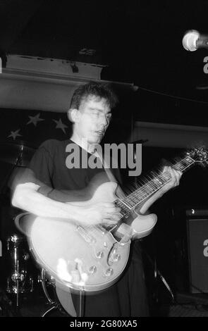 Paul Seacroft dei Renees esibendosi al West Hampstead Moonlight Club, Londra, 24/10/90. Foto Stock