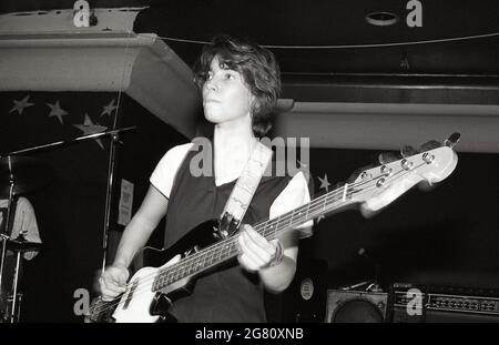 La bassista Katrina Slack of the Renees suona al West Hampstead Moonlight Club, 24/10/90. Ora vive in Cornovaglia e lavora come artista 3D. Foto Stock