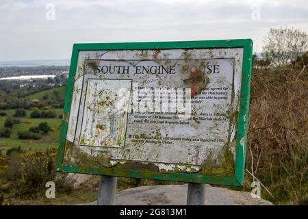 7 aprile 2017 un vecchio segno di rottura una volta usato come fonte di informazioni dei vistori alle miniere di piombo abbandonate a Conlig sulla penisola ARDS nell'Irel settentrionale Foto Stock