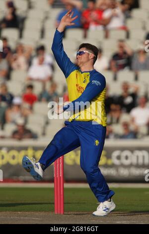 Manchester, Regno Unito. 16 luglio 2021. Liam Trevaskis of Durham Bowls durante la partita Vitality Blast T20 tra Lancashire e Durham County Cricket Club a Old Trafford, Manchester, venerdì 16 luglio 2021. (Credit: Will Matthews | MI News) Credit: MI News & Sport /Alamy Live News Foto Stock