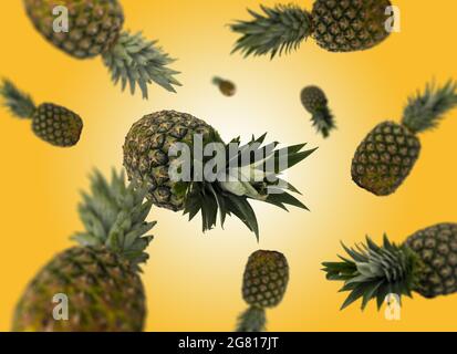 Succosa ananas che cadono su uno sfondo colorato. Messa a fuoco selettiva. Concetto di frutta fresca. Foto Stock