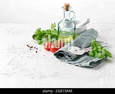 composizione di vari ingredienti alimentari su tavolo da cucina bianco Foto Stock