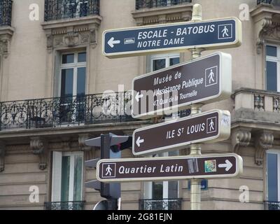 Primo piano dei cartelli stradali a Parigi, Francia Foto Stock