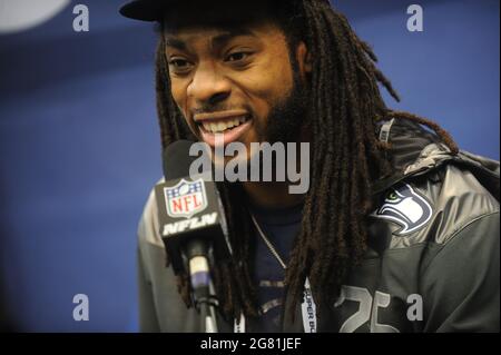 Newark, Stati Uniti d'America. 28 Gennaio 2014. NEWARK, NJ - GENNAIO 28: Richard Sherman parla ai media durante il Super Bowl XLVIII Media Day al Prudential Center il 28 gennaio 2014 a Newark, New Jersey. Super Bowl XLVIII si esibirà tra i Seattle Seahawks e i Denver Broncos il 2 febbraio a Newark New Jersey People: Richard Sherman Credit: Storms Media Group/Alamy Live News Foto Stock