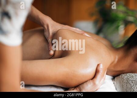 Massaggio ayurvedico alla schiena e alle spalle con olio ayurvedico Foto Stock