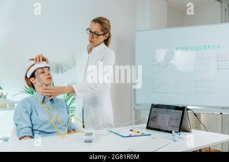 Formazione sull'elettroencefalografia biofeedback Foto Stock