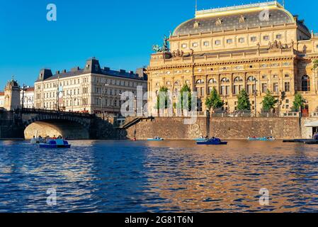 Ponte della Legione sul fiume Moldava e Teatro Nazionale. Praga, Repubblica Ceca Foto Stock