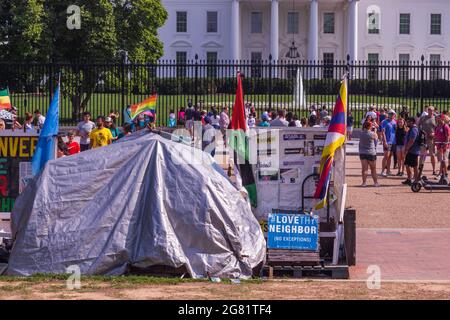 Campo dei manifestanti anti della guerra a Lafayette Square di fronte alla Casa Bianca Foto Stock