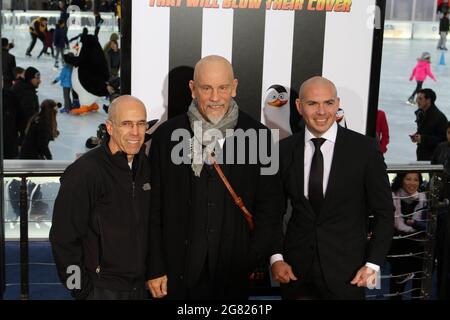 16 novembre 2014 - New York, New York, Stati Uniti - Penguins of Madagascar Premiere @ Winter Village at Bryant Park Ice Rink in Manhattan..Jeffery Katzenberg , John Malkovitch,Pitbull(immagine di credito: © Bruce Cotler/Globe Photos/ZUMA Wire) Foto Stock