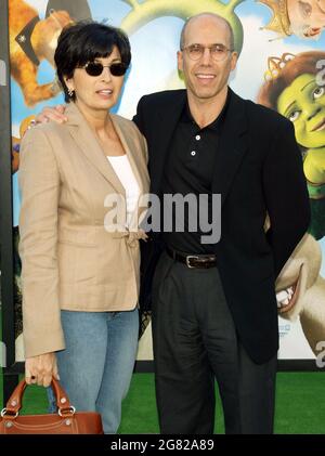 8 maggio 2004; Westwood, California, USA; Il produttore JEFFERY KATZENBERG e la moglie MARILYN al 'Shrek 2' LA Premiere tenuto al Mann Village Theatre. (Credit Image: Lisa o'Connor/ZUMAPRESS.com) Foto Stock