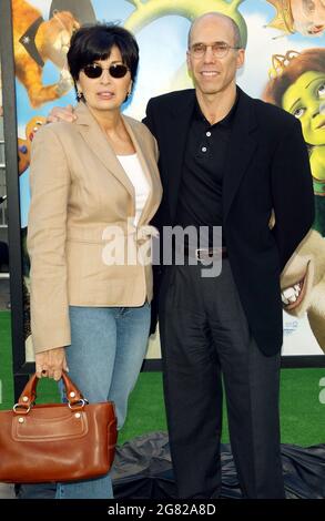8 maggio 2004; Westwood, California, USA; Il produttore JEFFERY KATZENBERG e la moglie MARILYN al 'Shrek 2' LA Premiere tenuto al Mann Village Theatre. (Credit Image: Lisa o'Connor/ZUMAPRESS.com) Foto Stock