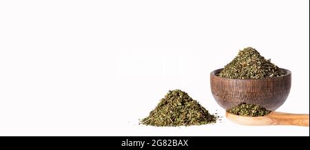 Artemisia draconculus - foglie di dragoncello organico essiccato in ciotola di legno Foto Stock