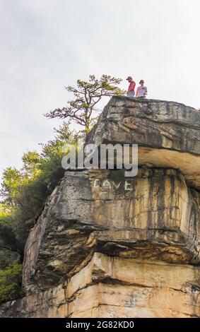 Pareti rocciose che circondano il lago Summersville a Summersville, West Virginia Foto Stock