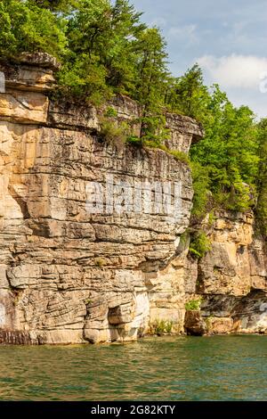 Pareti rocciose che circondano il lago Summersville a Summersville, West Virginia Foto Stock