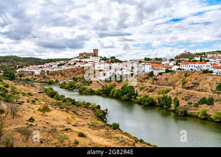 Mertola sopra il fiume Guadiana in Portogallo Foto Stock