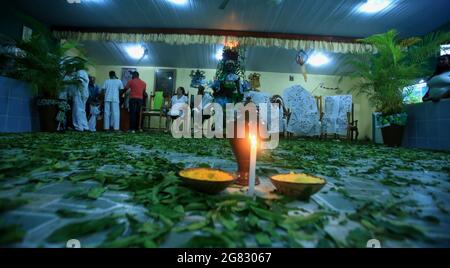 simoes filho, bahia, barazil - 27 febbraio 2016: Gli integranti della religione Candomble sono visti durante una celebrazione religiosa in un terreiro nel ci Foto Stock